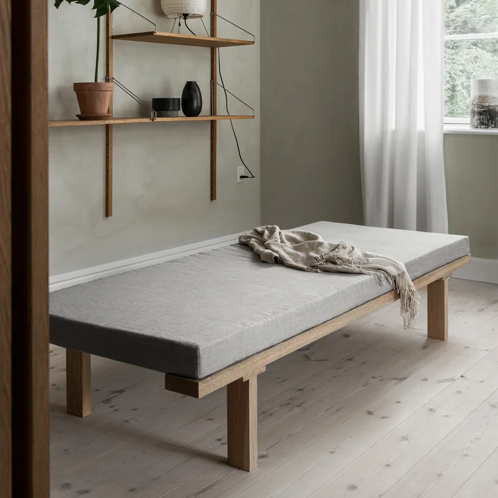 Das KR-180 Tagesbett von Frama im Gästezimmer