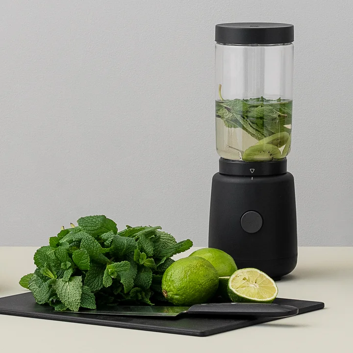 Der Foodie Smoothie Standmixer von Rig-Tig by Stelton mit Minze und Limette