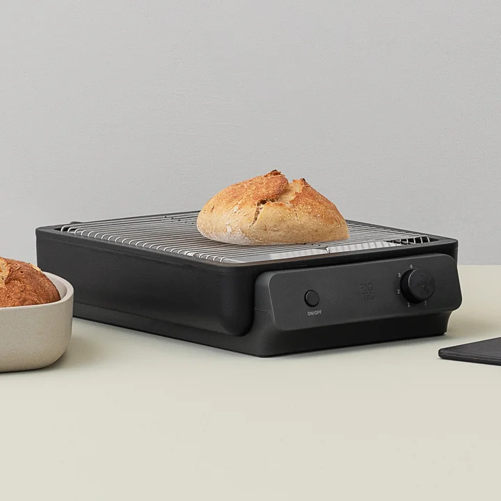 Der Foodie Flachtoaster von Rig-Tig by Stelton röstet auch Brötchen perfekt