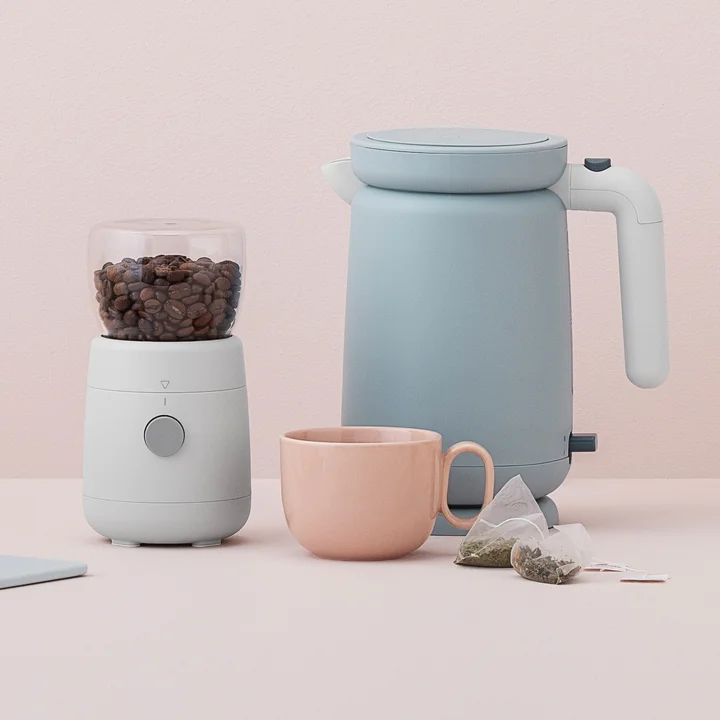 Die hellgraue Foodie Kaffeemühle und der hellblaue Wasserkocher von Rig-Tig by Stelton
