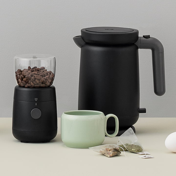 Die hochmoderne Foodie Kaffeemühle und der Wasserkocher von Rig-Tig by Stelton in schwarz