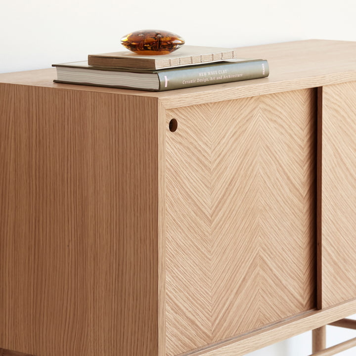 Sideboard mit Schiebetüren und stilvollen Holzdetails