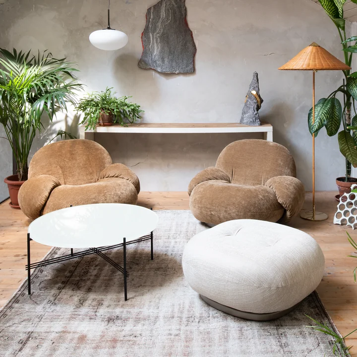 Gubi Pacha Loungesessel im gemtürlichen Wohnzimmer