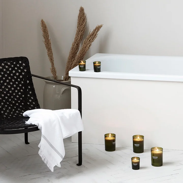 Die Duftkerze von Meraki neben einer Badewanne
