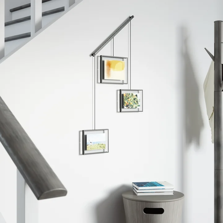 Der schwarze Exhibit Bilderrahmen von Umbra im 3er-Set an einer Treppe