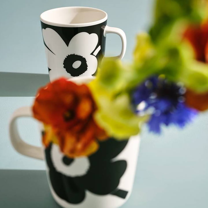 Das Unikko Muster von Marimekko auf zwei schwarz-weißen Bechern 