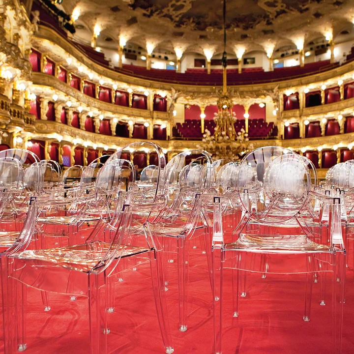 Die transparenten Louis Ghost Stühle von Kartell in einem großen Opernsaal