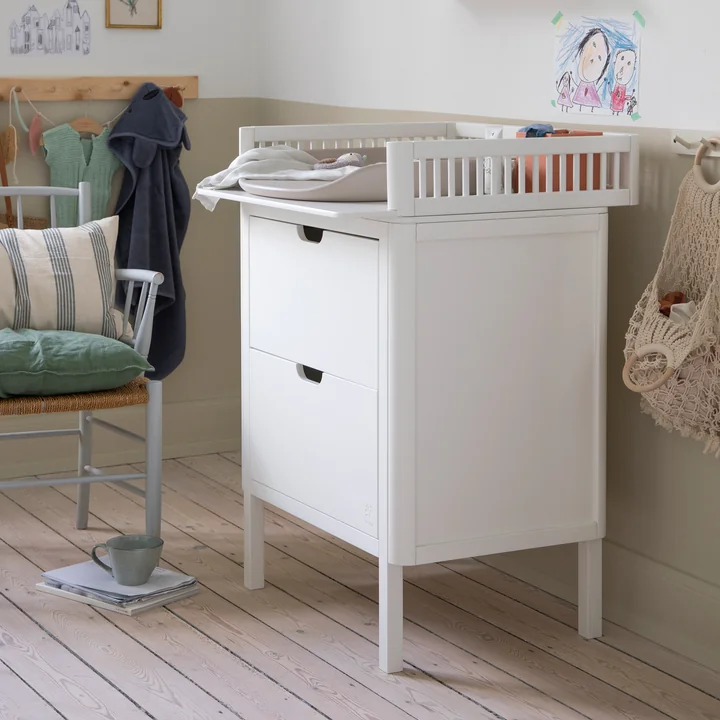 Die Pusle Pure Wickelmatte auf der weißen Wickelkommode von Sebra