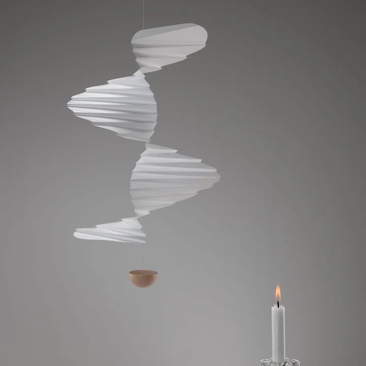 Zeitloses Mobile zum Aufhängen in Weiß