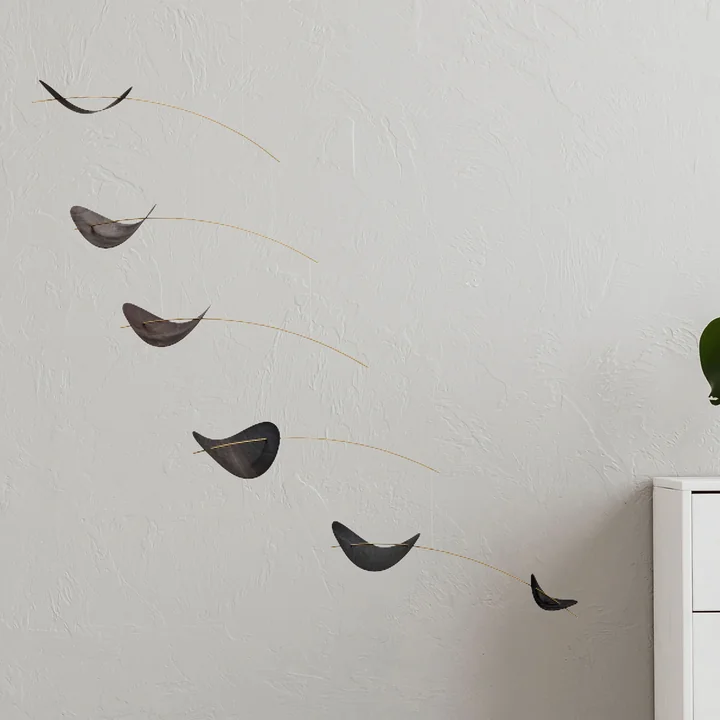 Das elegante Drifting Clouds Mobile in Schwarz 