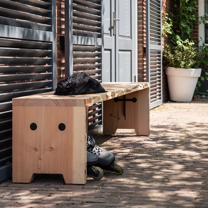 Die Forestry Bank von Weltevree im Freien an der Hauswand