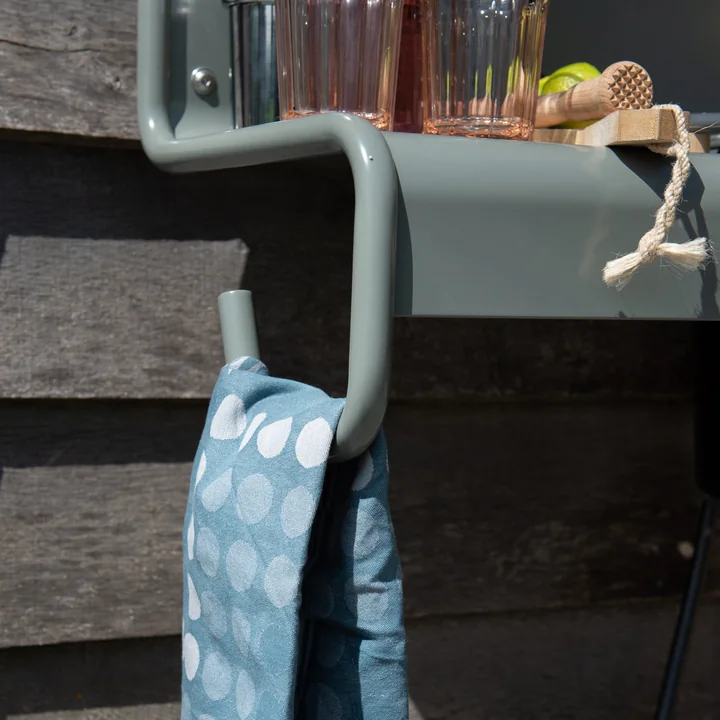 Der Waterworks Ablagetisch für Wasserhahn von Weltevree verfügt über einen großen Haken