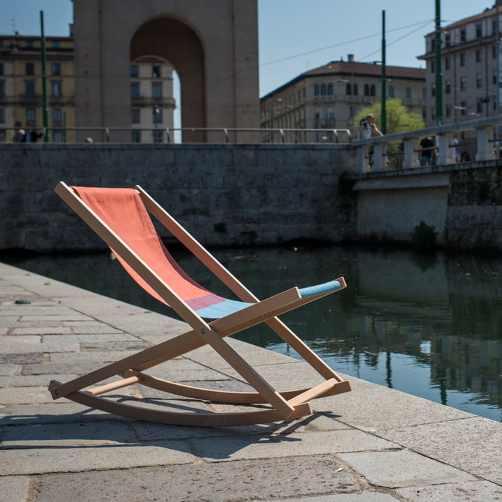 Der Beach Rocker Schaukelstuhl von Weltevree am Hafen