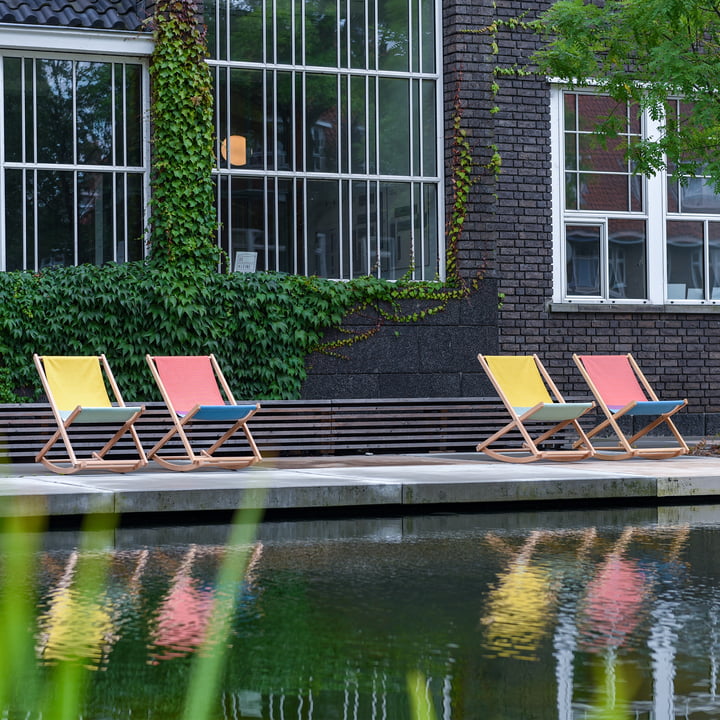 Die Beach Rocker Schaukelstühle von Weltevree in ihren verschiedenen Farben am Teich