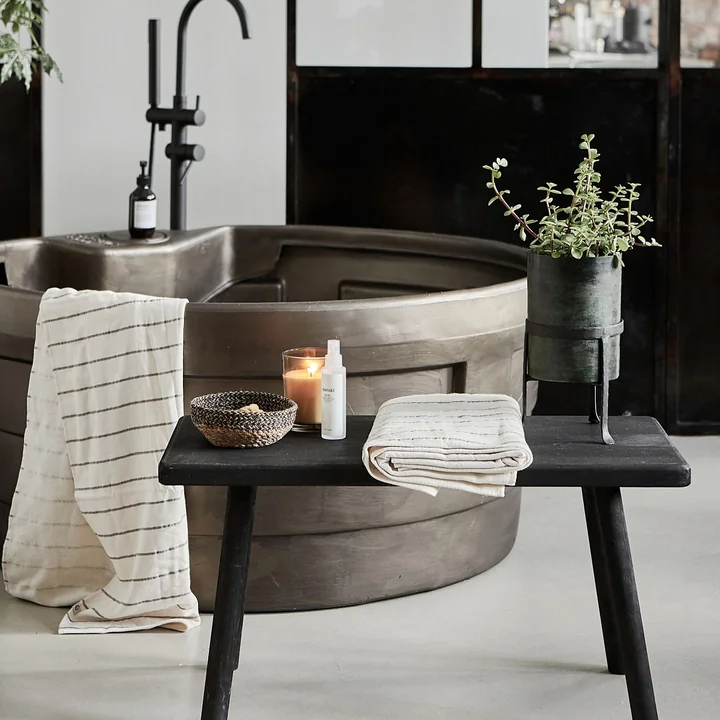 Die Nadi Bank von House Doctor als Ablage neben der Badewanne