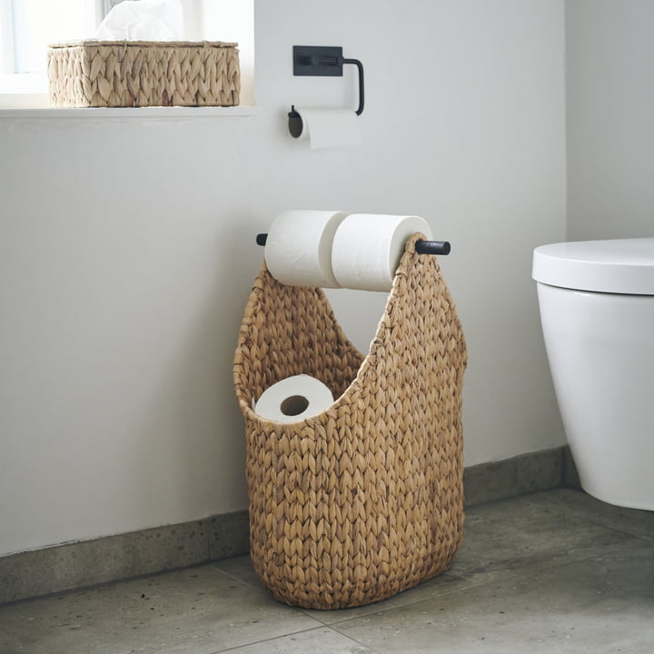 Der Toilettenpapierhalter von House Doctor im Bad neben der Toilette