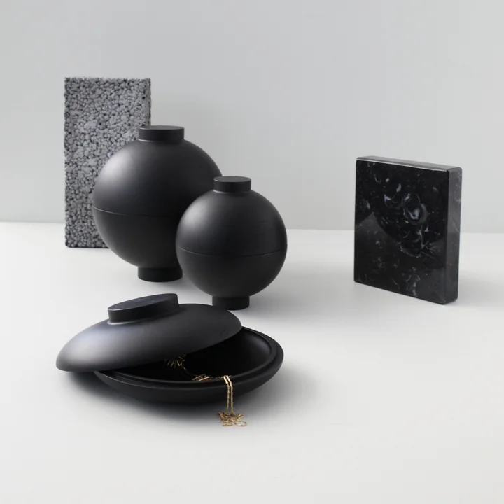 Zeitlose Holzschalen in Schwarz