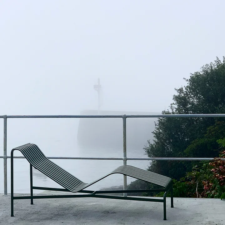 Gemütlicher Liegestuhl im zeitlosen Look