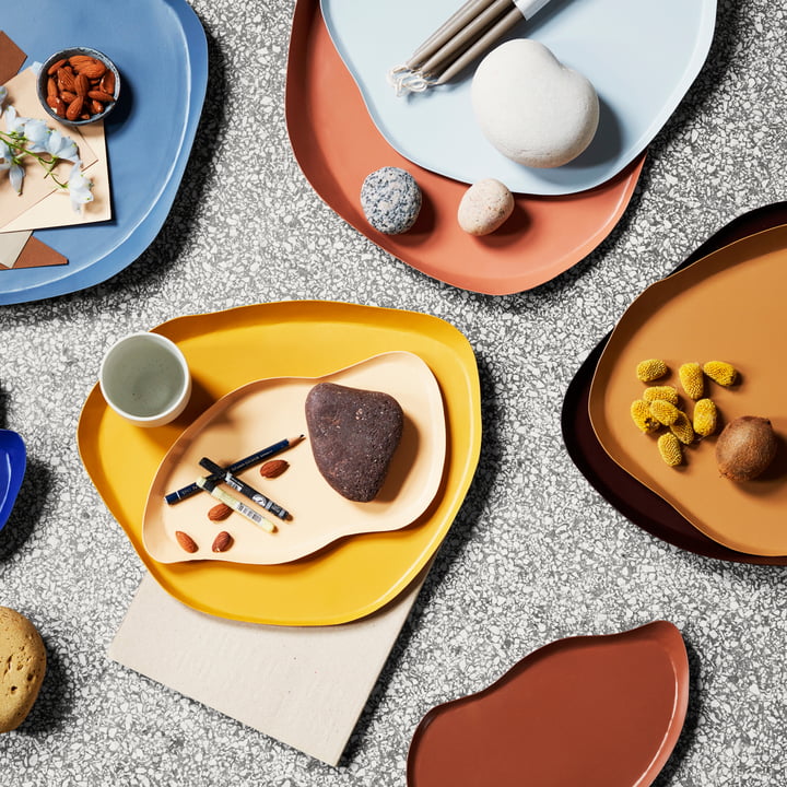 Die Mie Serviertabletts von Broste Copenhagen wirken wie Farbkleckse