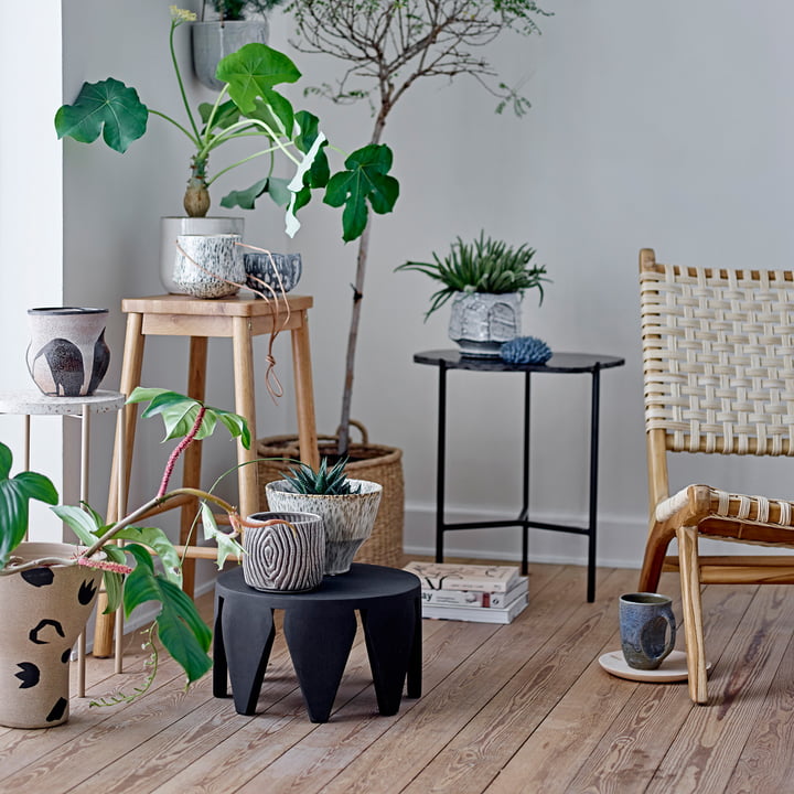 Der Atena & Hena Blumentopf von Bloomingville auf einem Beistelltisch neben vielen Pflanzen