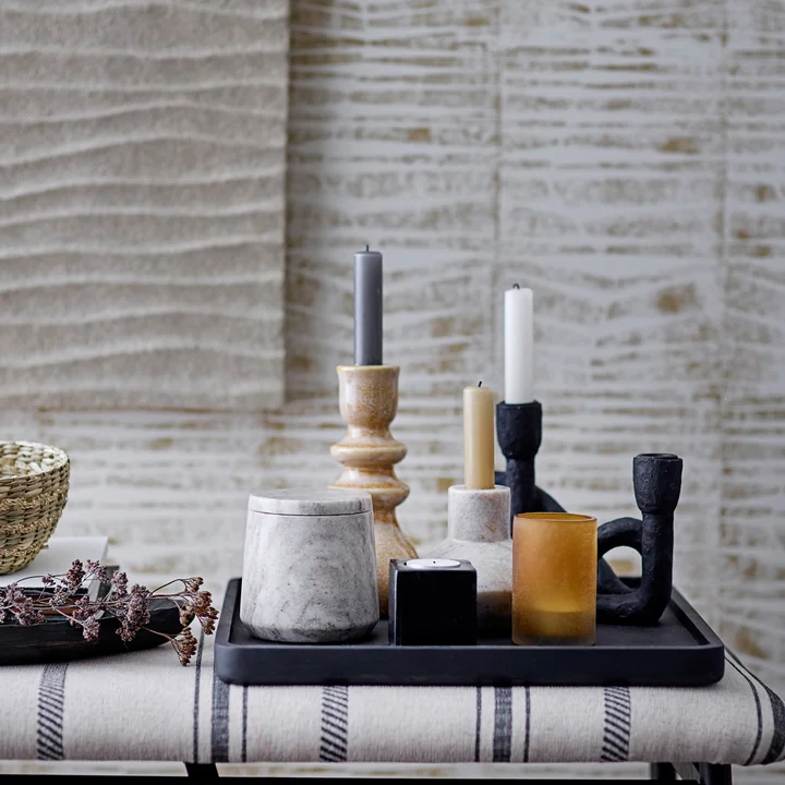 Der Mashel Kerzenhalter von Bloomingville auf dem Couchtisch neben weiteren Kerzenständern