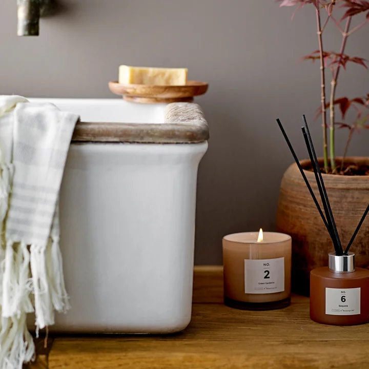 Der ILLUME Diffuser von Bloomingville neben der Duftkerze im Bad