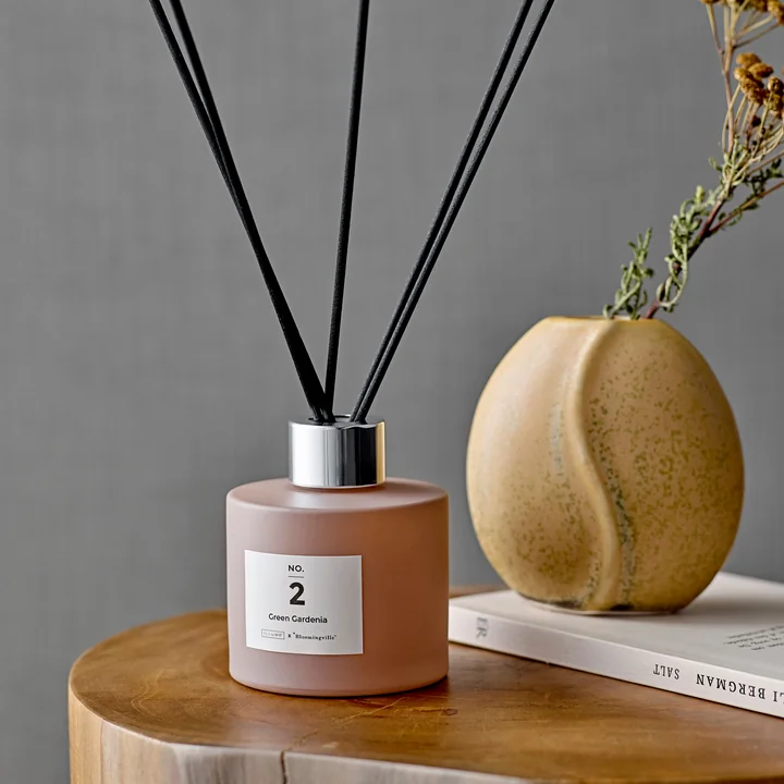 Der ILLUME Diffuser von Bloomingville auf einem Holz-Beistelltisch