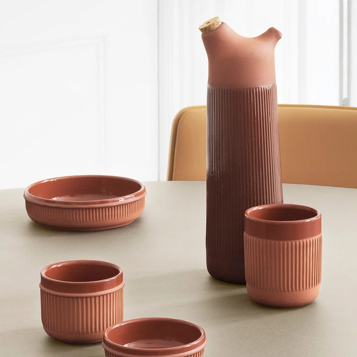 Die Junto Karaffe und Becher von Normann Copenhagen bringen mediterrane Wärme auf den Esstisch