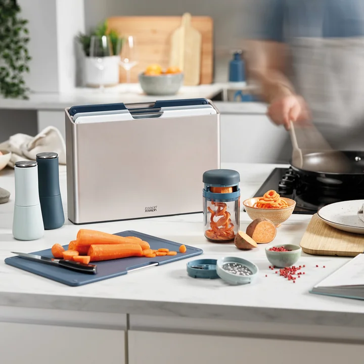 Die Klingen können im Spiro Spiralschneider von Joseph Joseph verstaut werden