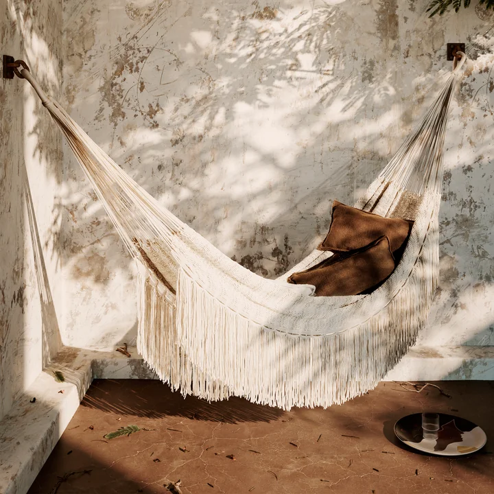 Die Path Hängematte von Ferm Living mit dem Desert Kissen