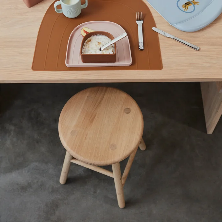 Der Moto Hocker von OYOY kann als Sitzgelegenheit für Kinder dienen