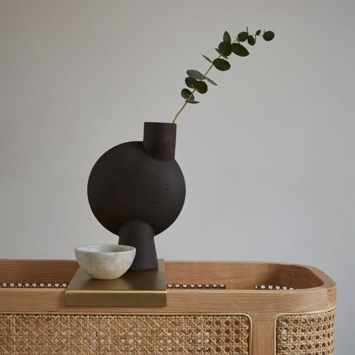 Die Sphere Vase Bubl Medio von 101 Copenhagen mit einem Strauch