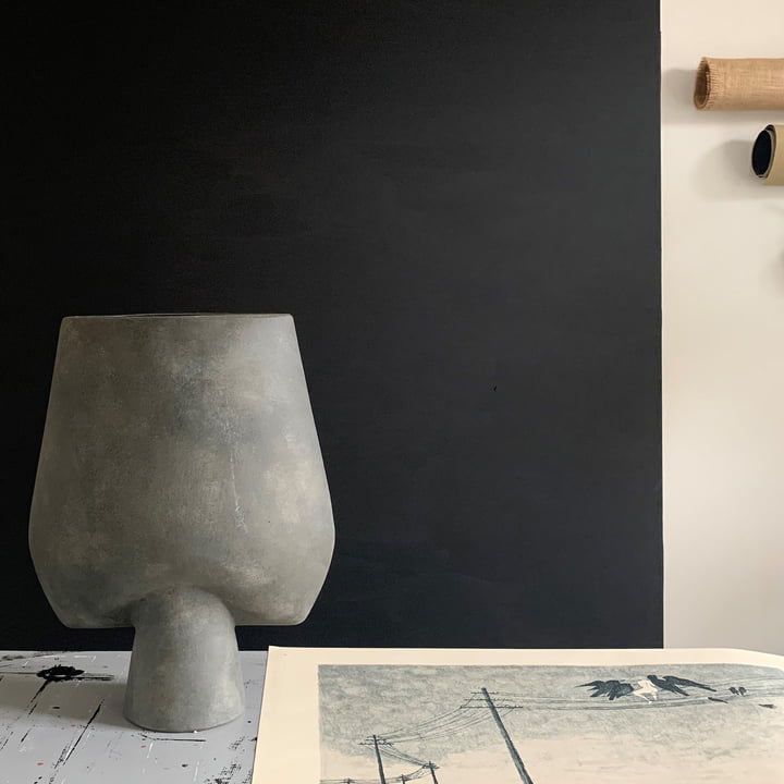 Die Sphere Vase von 101 Copenhagen wird von qualifizierten Keramikern entwickelt
