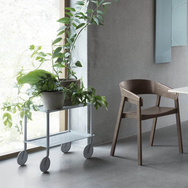 Der Flow Beistellwagen und der Cover Armchair von Muuto 