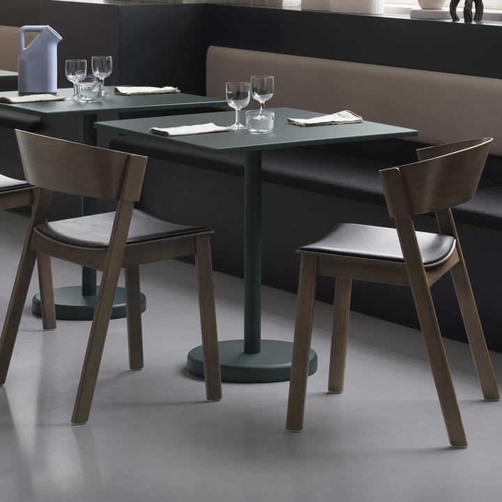 Der Linear Steel Tisch und der Cover Side Chair von Muuto im Restaurant