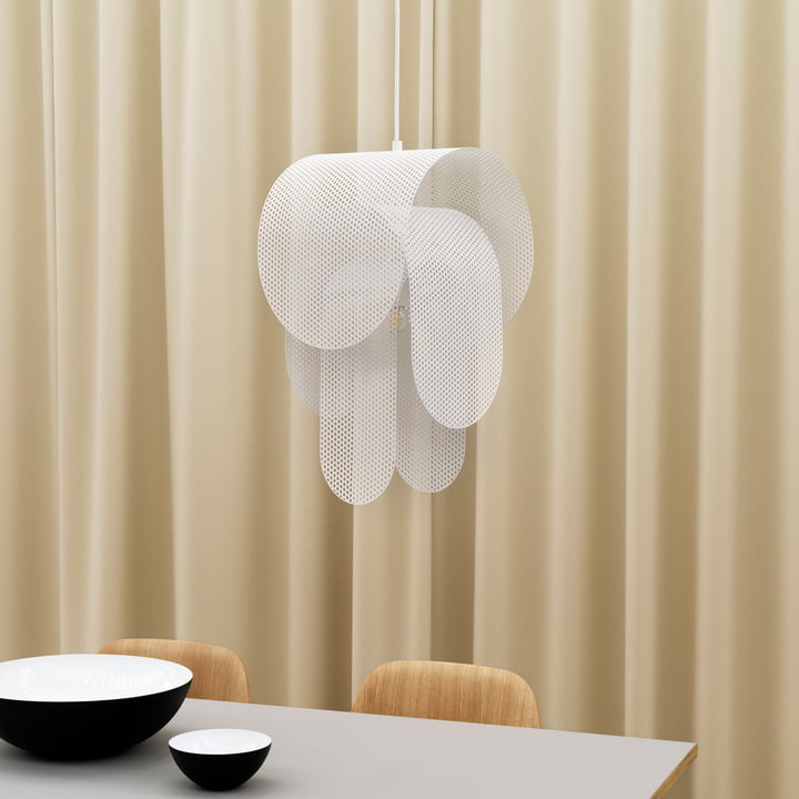 Die Superpose Pendelleuchte von Normann Copenhagen erscheint semitransparent