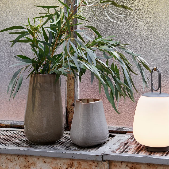 Die Collect Keramik Vasen von &Tradition mit einem grünen Strauch