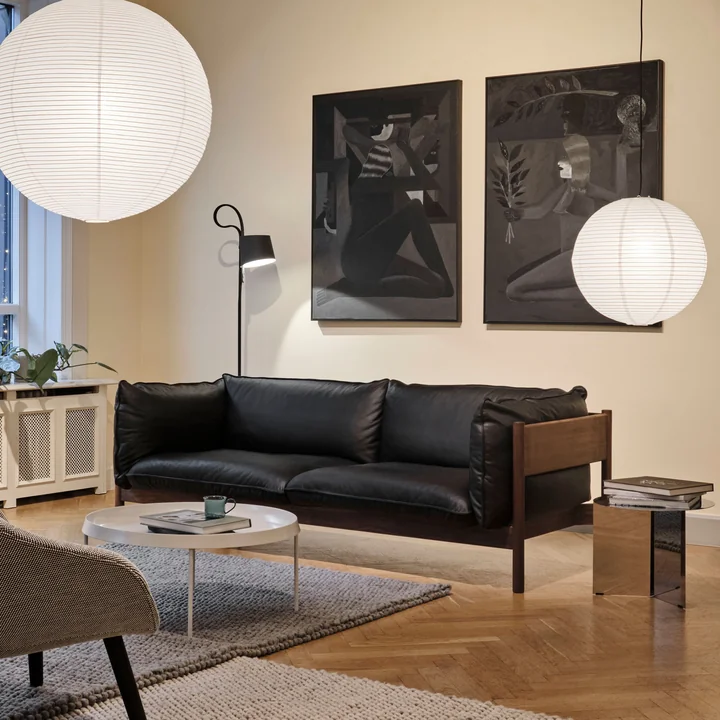 Der Rice Paper Lampenschirm von HAY verleiht dem Wohnzimmer einen leichten Ausdruck