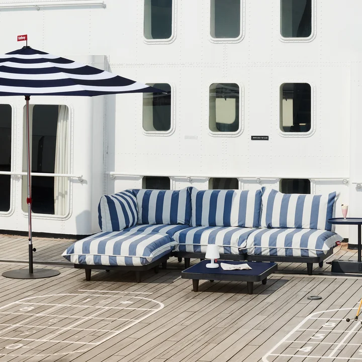 Das gestreifte Paletti Sofa von Fatboy auf der Dachterrasse