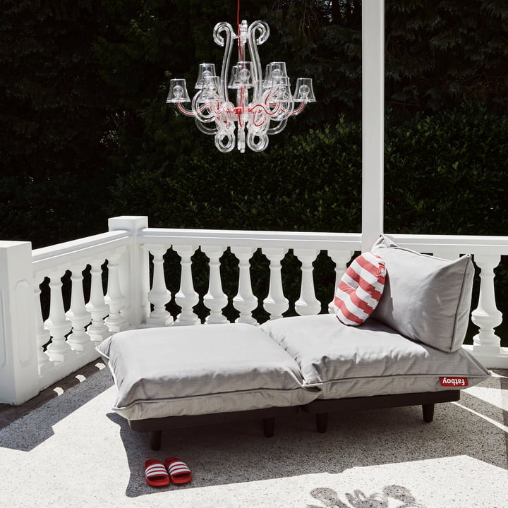 Das Paletti Outdoor Sofa von Fatboy auf dem stilvollen Balkon