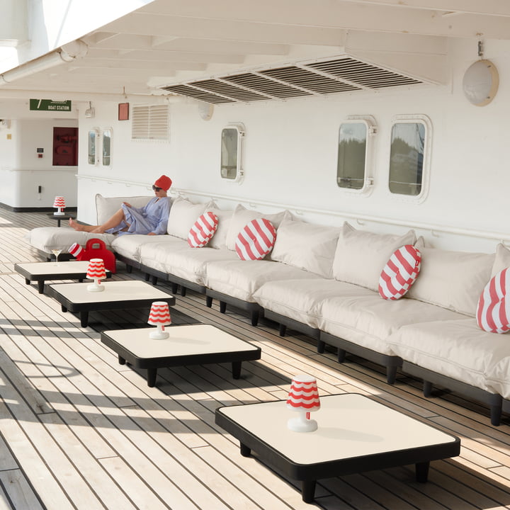 Das Paletti Outdoor Sofa von Fatboy auf einem Schiffs-Deck