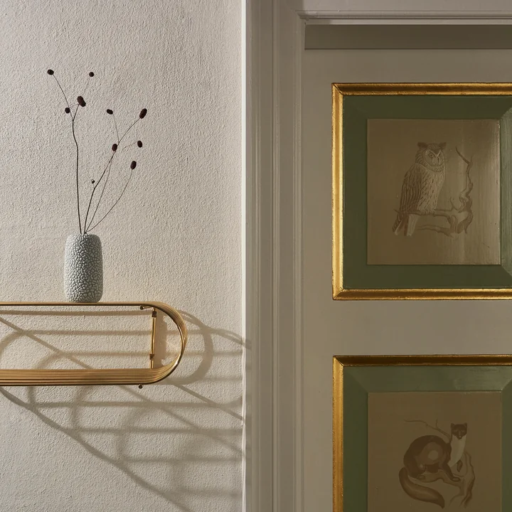 Das Curva Wandregal von AYTM als Wanddekoration