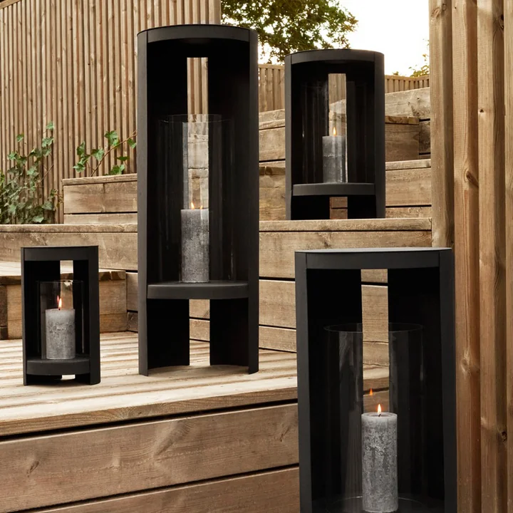 Die verschiedenen Größen des Ora Windlichts von AYTM