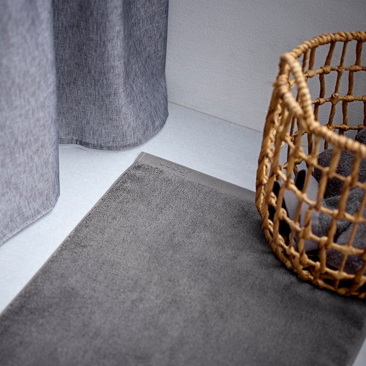 Die Comfort Badezimmermatte von Södahl vor der Dusche
