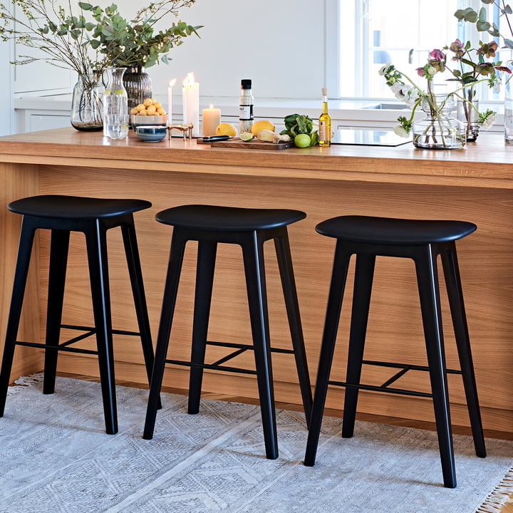 Die schwarzen Nordic Barhocker von SACK it an einer Bar-Theke