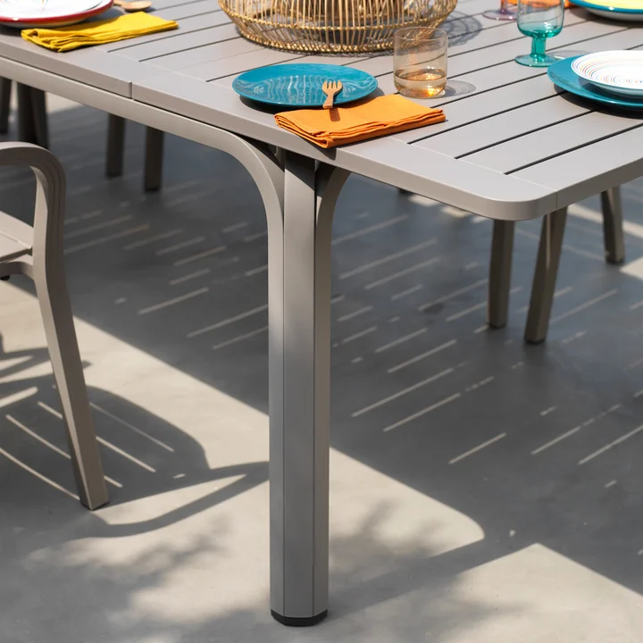 Der Alloro 140 Ausziehtisch von Nardi hat höhenverstellbare Füße