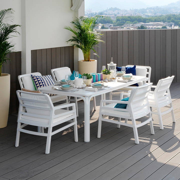Der weiße Alloro 210 Ausziehtisch von Nardi ist stabil und stilsicher auf der Holzterrasse