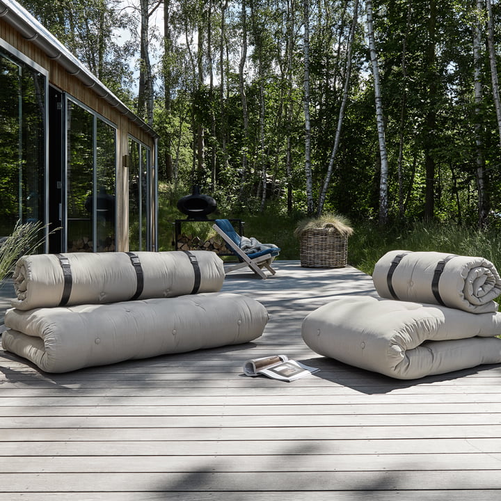 Die Buckle Up OUT Sofas von Karup Design auf der Holzterrasse