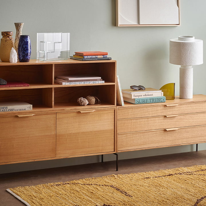 Der Handgewebte Teppich von HKliving neben dem Sideboard