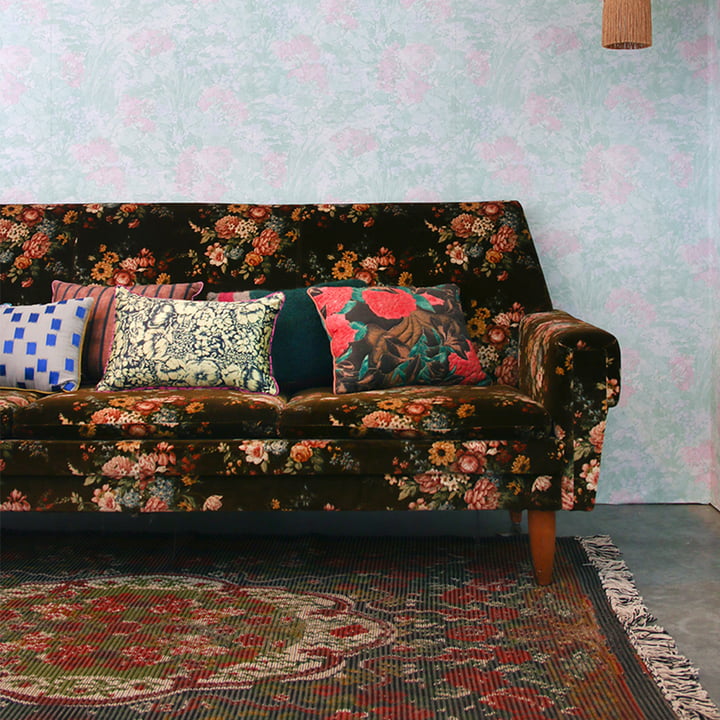 Die DORIS Vintage Kissen von HKliving auf einem geblümten Sofa